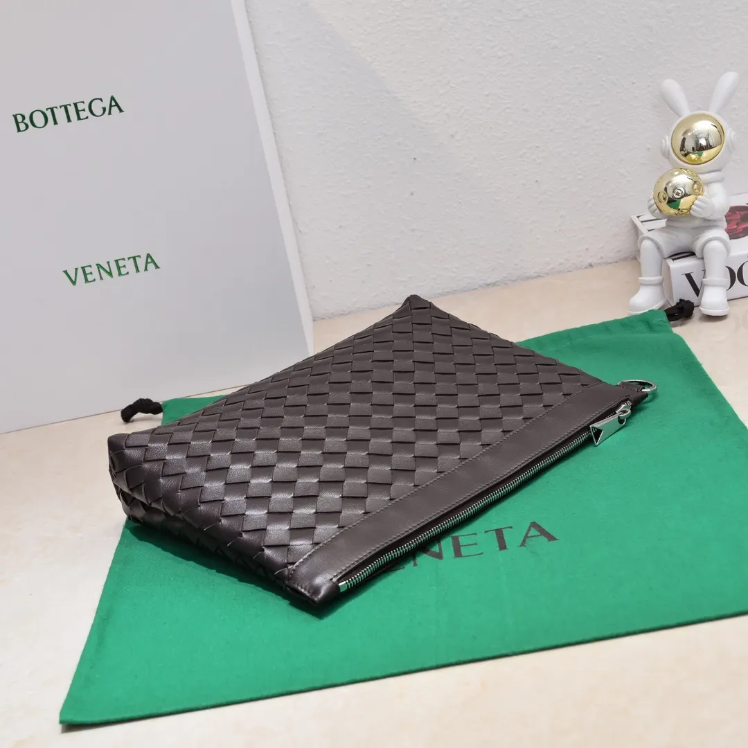 Batch 1360 Bottega Veneta's Bottega Veneta handbag transforms into a man in seconds ⌨️The texture is great! The weaving process is exquisite, simple and elegant, and it perfectly matches any clothes! Whether you are out on the street or on a date, it can instantly improve your overall taste. It can not only hold your wallet and mobile phone, but also the charm of your male god. Style number: 6518 Size: 33*22*7cm